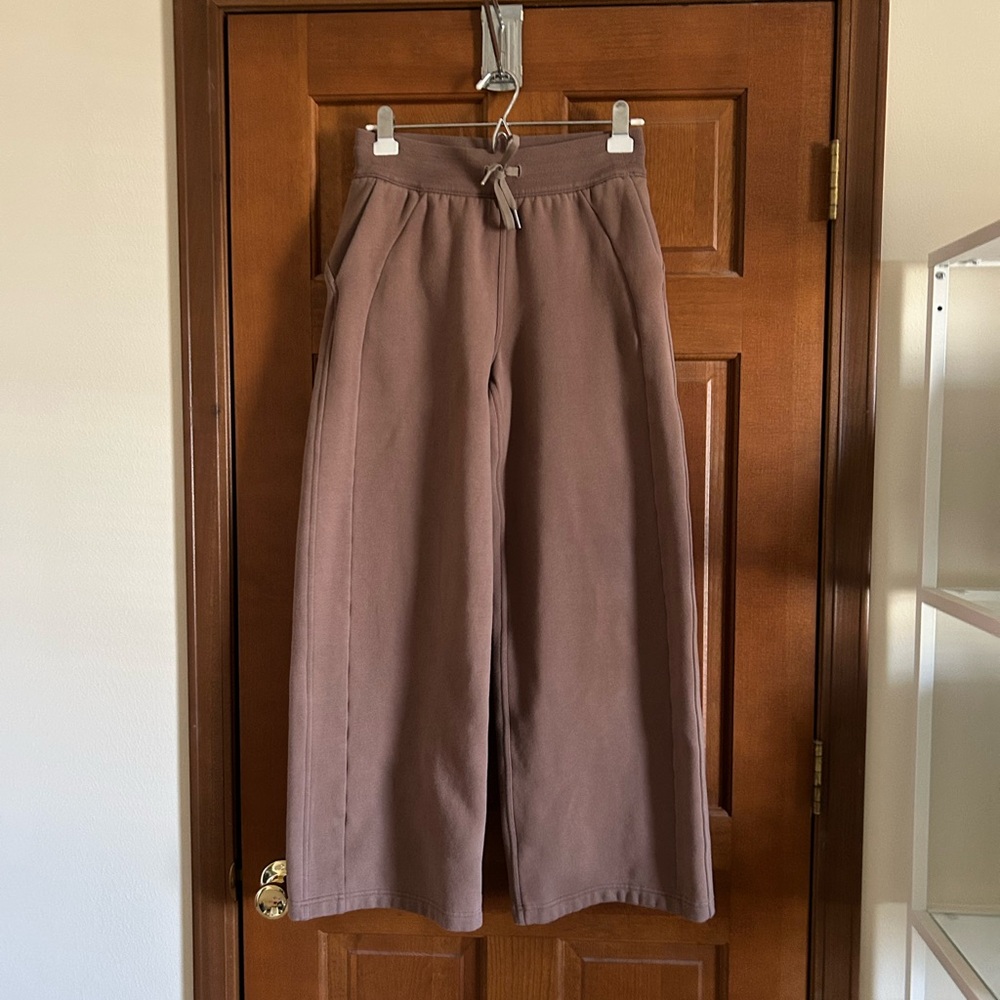 Women’s Lululemon Scuba Mid-Rise Wide Leg Pant Size Small in Taupetastic